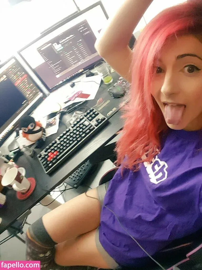 AnnieFuchsia Onlyfans Photo Gallery 