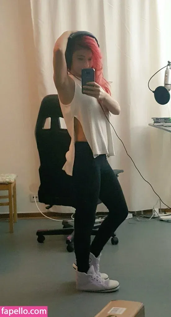 AnnieFuchsia Onlyfans Photo Gallery 