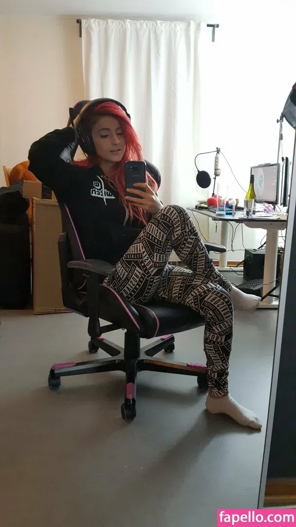 AnnieFuchsia Onlyfans Photo Gallery 