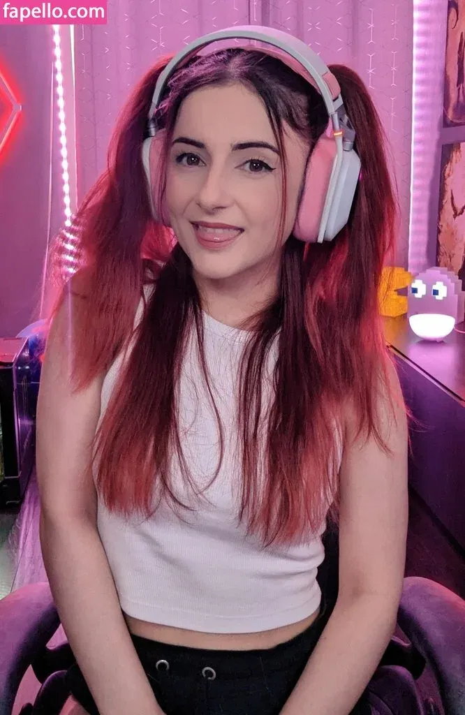 AnnieFuchsia Onlyfans Photo Gallery 