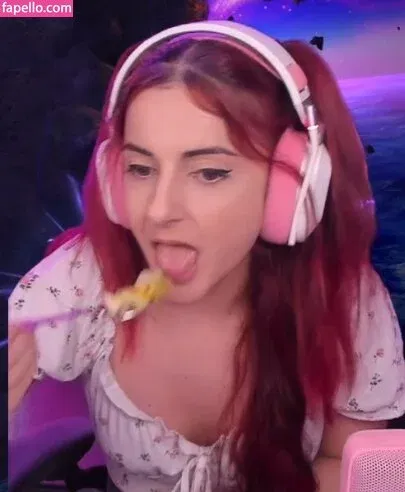 AnnieFuchsia Onlyfans Photo Gallery 