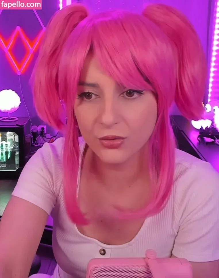 AnnieFuchsia Onlyfans Photo Gallery 