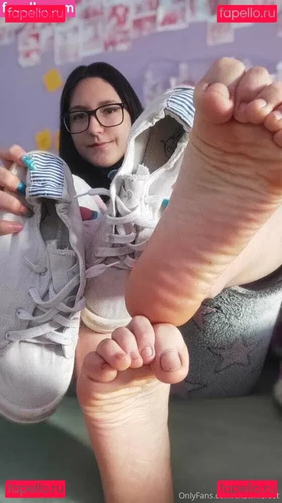 thawniefeet Onlyfans Photo Gallery 