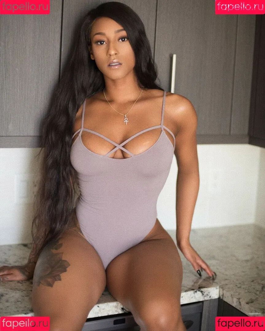 Mizz Twerksum Onlyfans Photo Gallery 