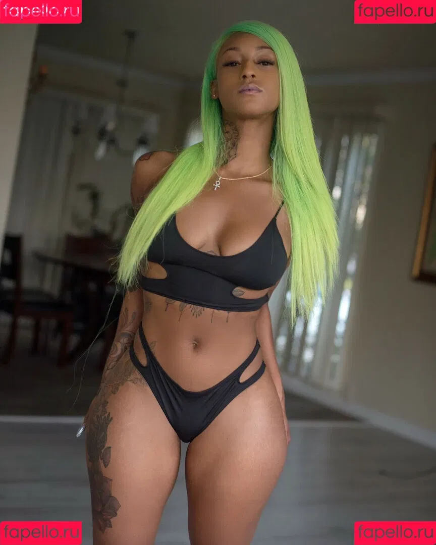 Mizz Twerksum Onlyfans Photo Gallery 
