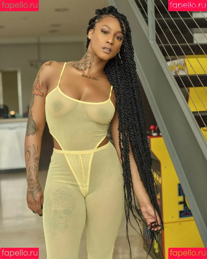 Mizz Twerksum Onlyfans Photo Gallery 