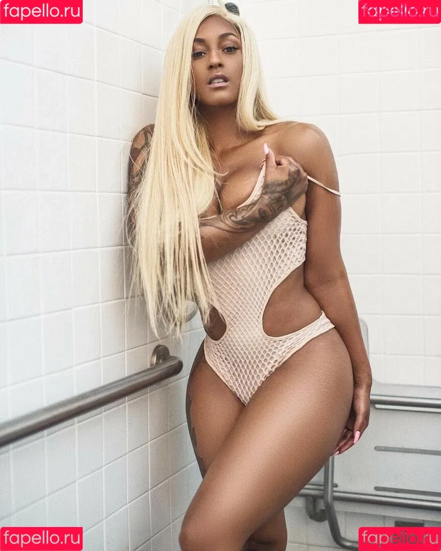 Mizz Twerksum Onlyfans Photo Gallery 