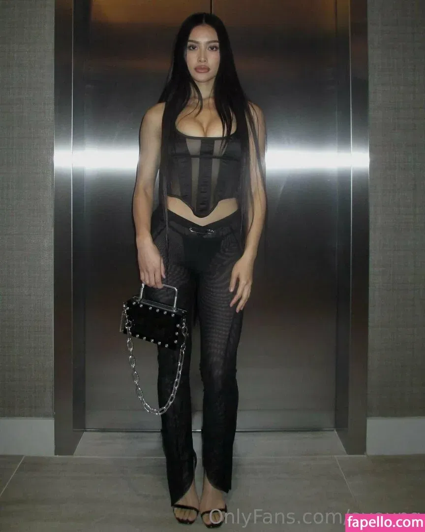 eyoung Onlyfans Photo Gallery 