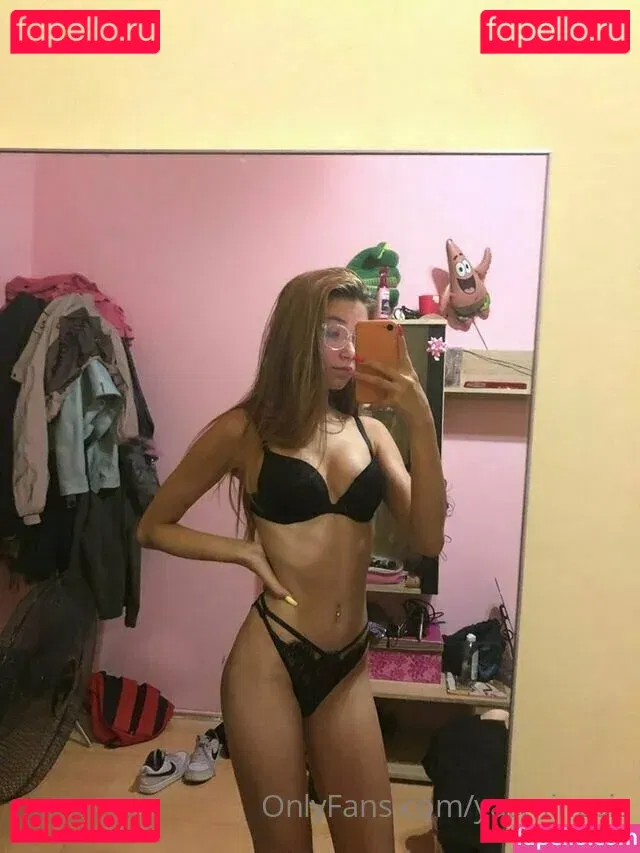 YasMineSis Onlyfans Photo Gallery 