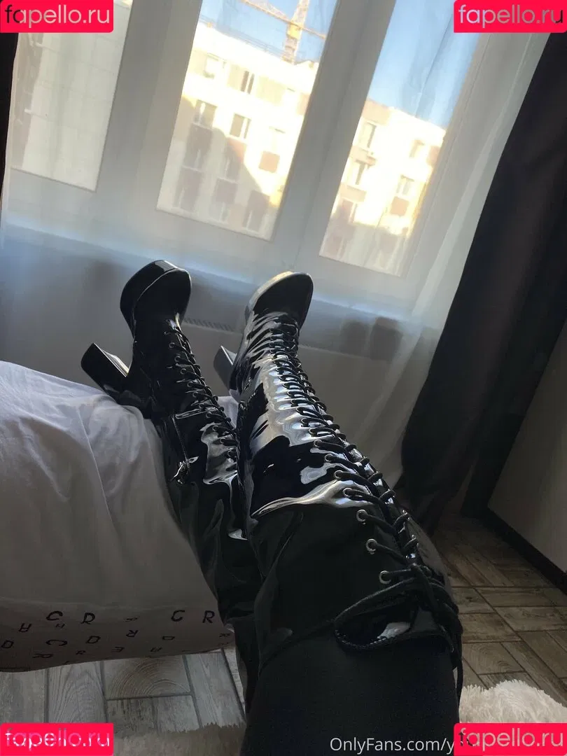 young-goddess Onlyfans Photo Gallery 