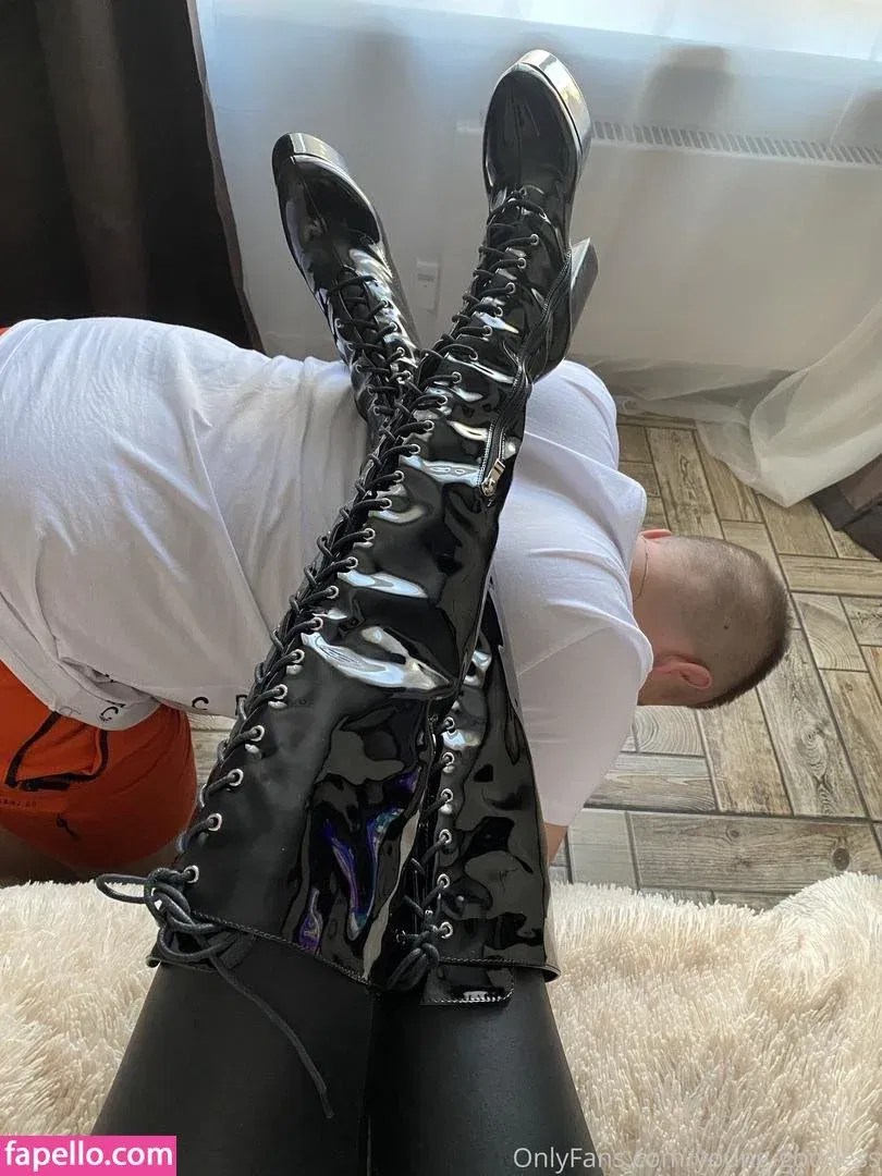 young-goddess Onlyfans Photo Gallery 