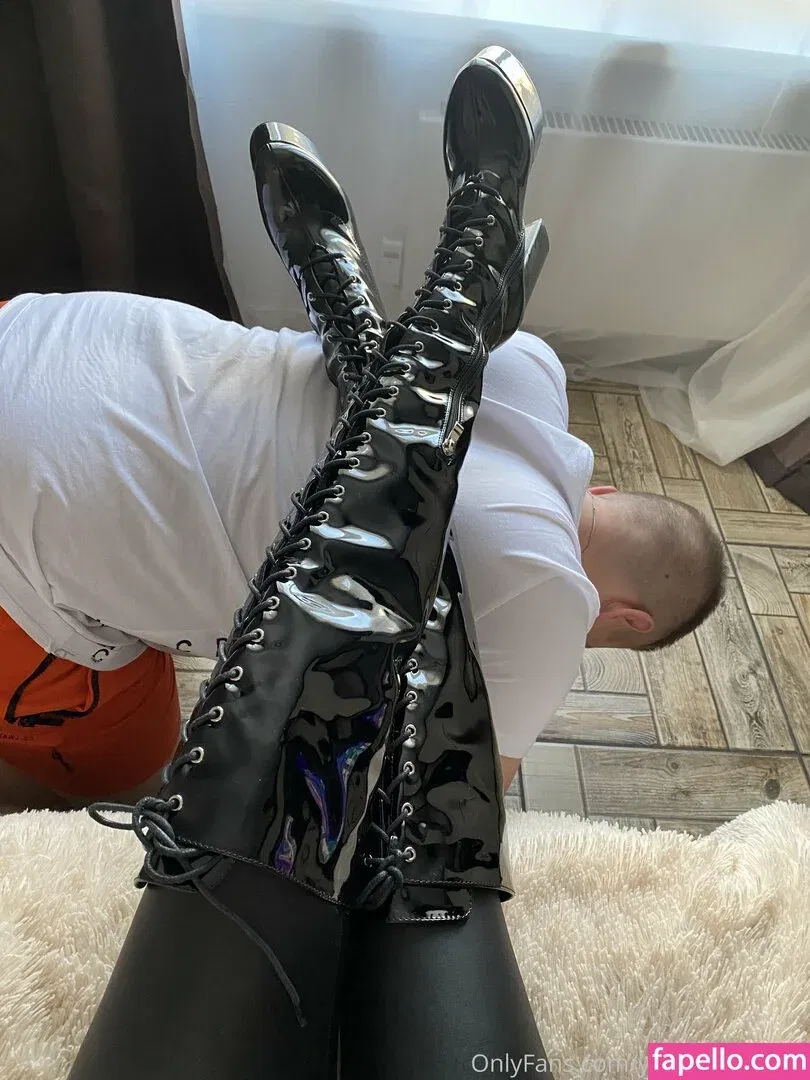 young-goddess Onlyfans Photo Gallery 