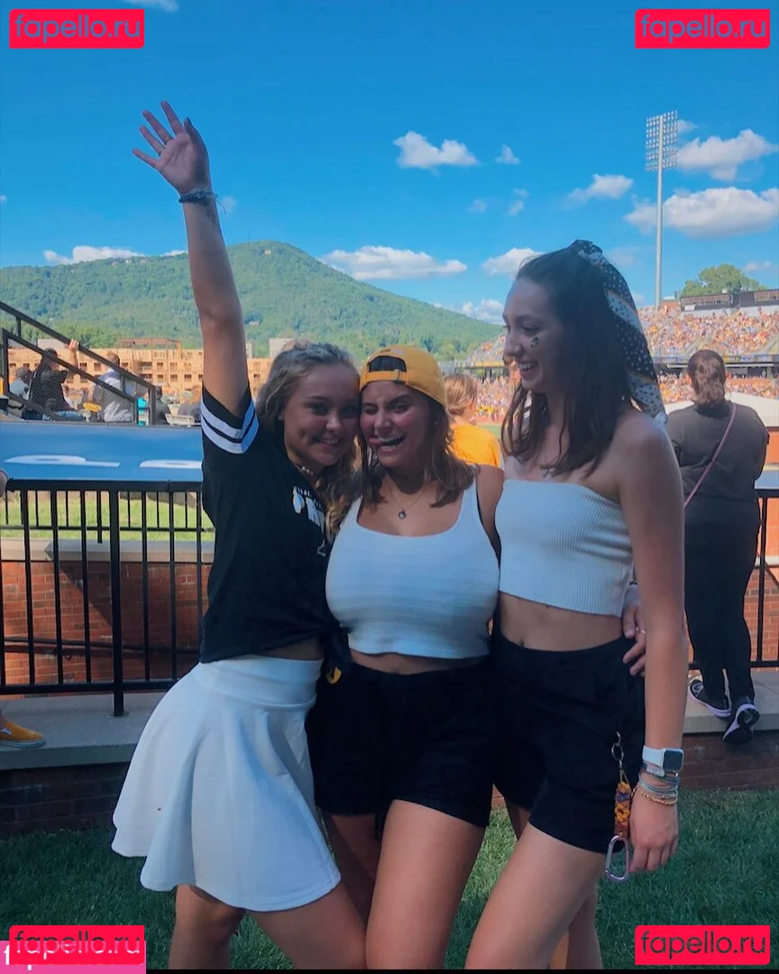 Caroline Casbon Onlyfans Photo Gallery 