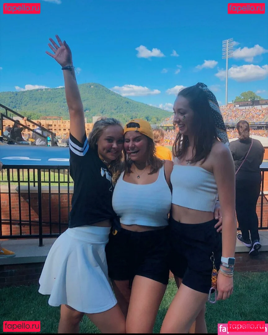 Caroline Casbon Onlyfans Photo Gallery 