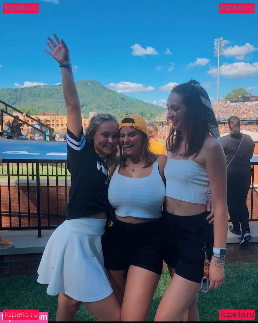 Caroline Casbon Onlyfans Photo Gallery 