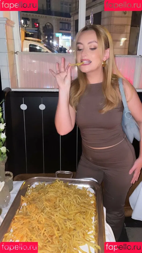 Amelia Dimoldenberg Onlyfans Photo Gallery 