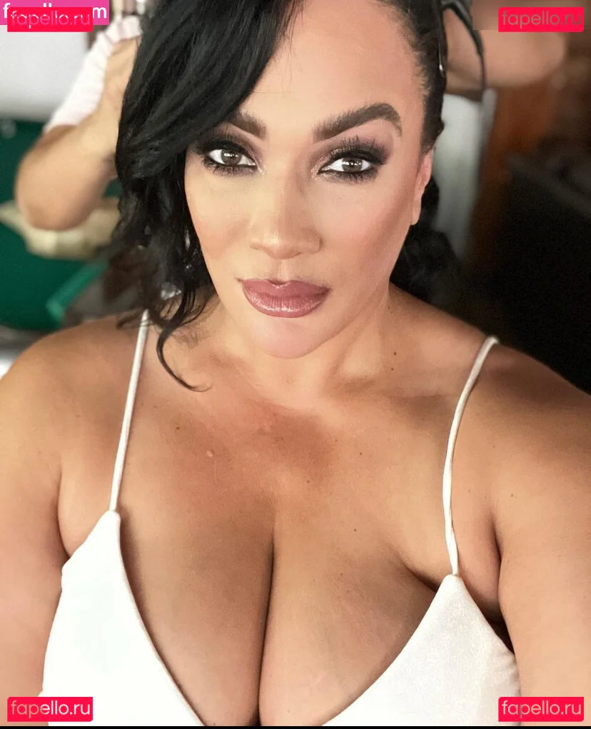 Nia Jax Onlyfans Photo Gallery 