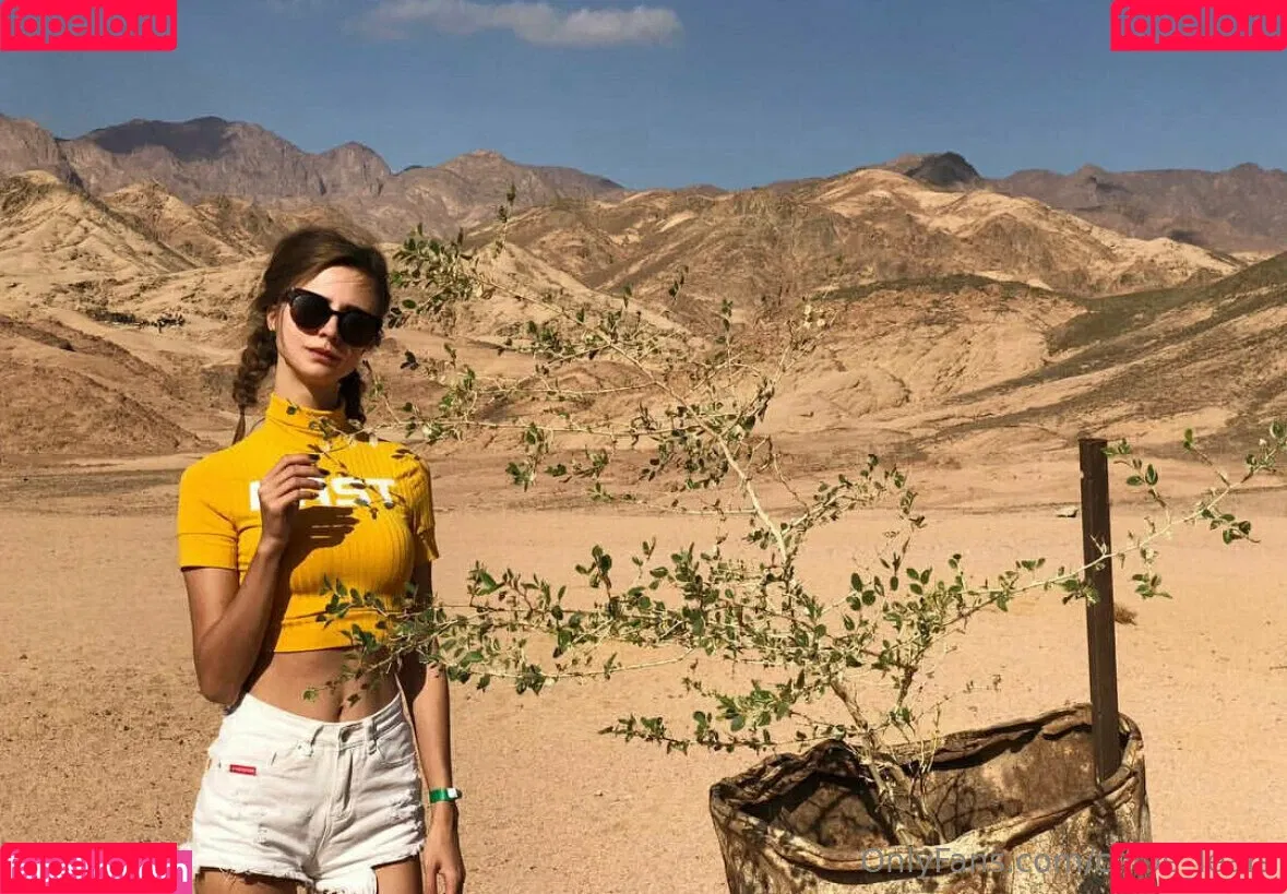 Chloe Leafs Onlyfans Photo Gallery 