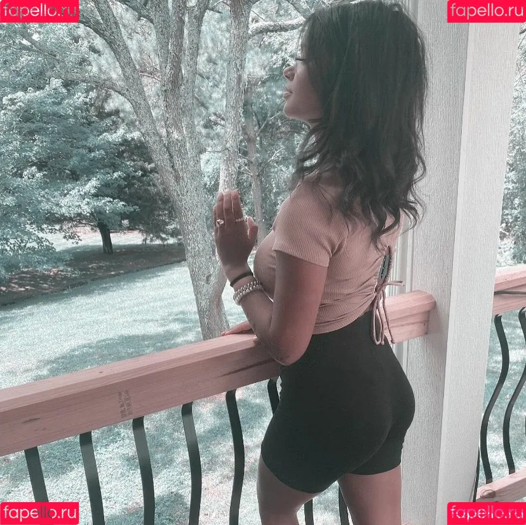 Lyla Troglin Onlyfans Photo Gallery 