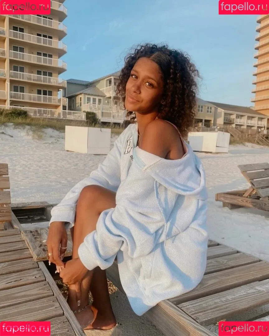 Lyla Troglin Onlyfans Photo Gallery 