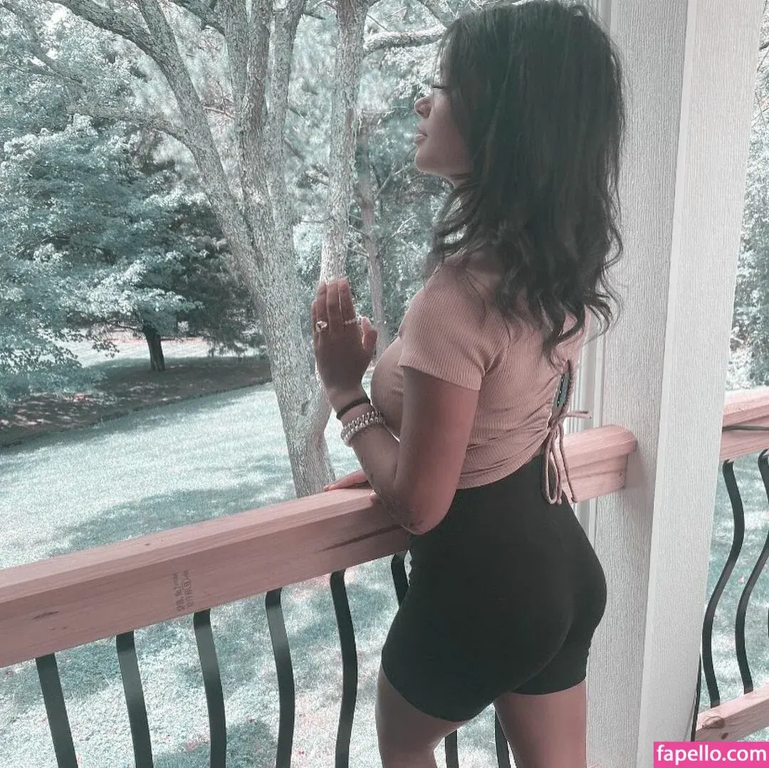 Lyla Troglin Onlyfans Photo Gallery 