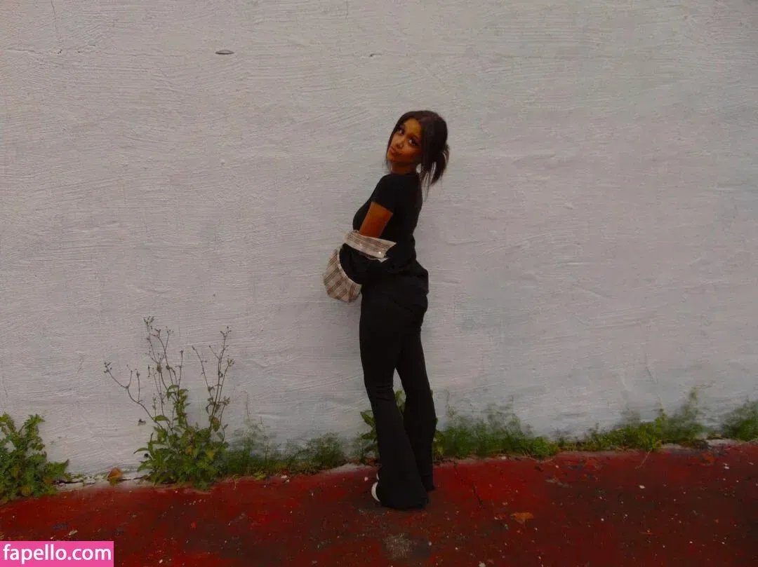 Lyla Troglin Onlyfans Photo Gallery 