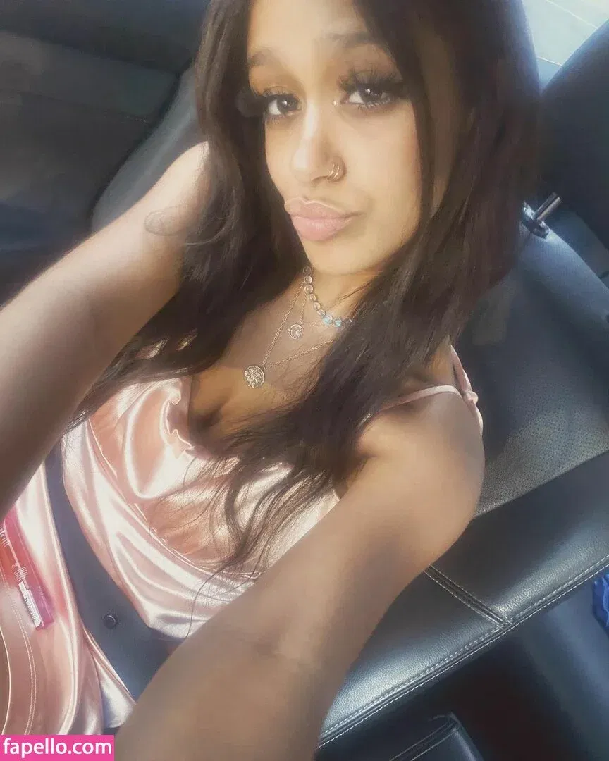 Lyla Troglin Onlyfans Photo Gallery 