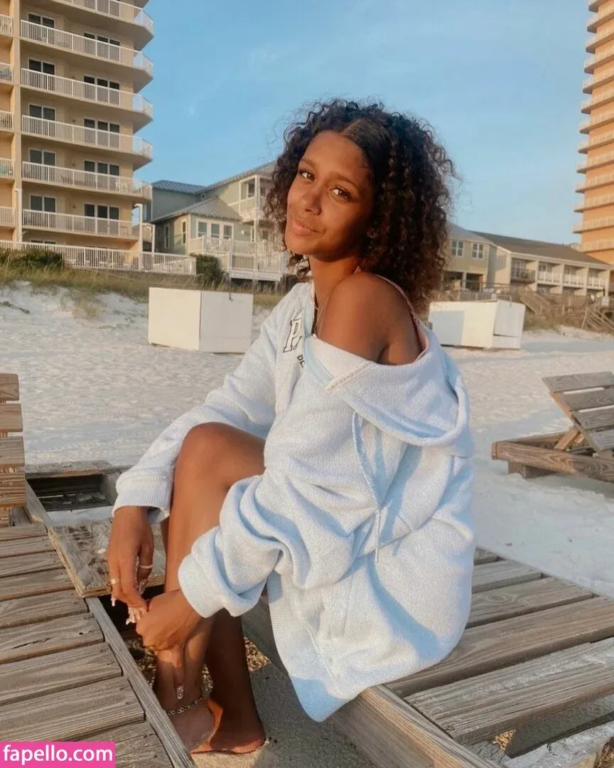 Lyla Troglin Onlyfans Photo Gallery 