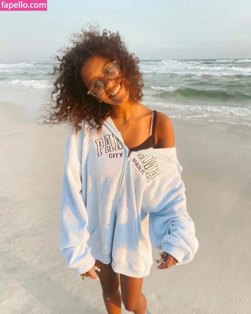 Lyla Troglin Onlyfans Photo Gallery 