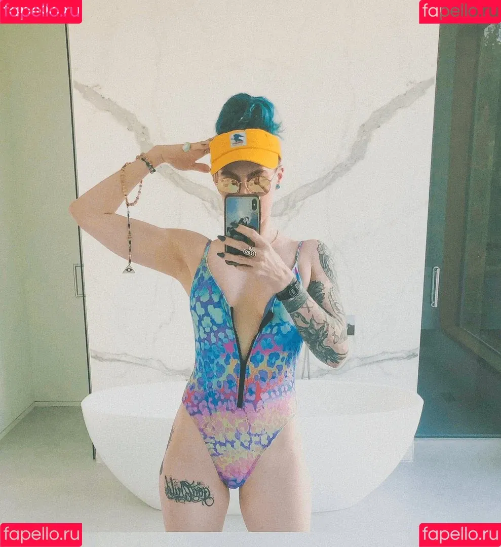 Comicbookgirl19 Onlyfans Photo Gallery 