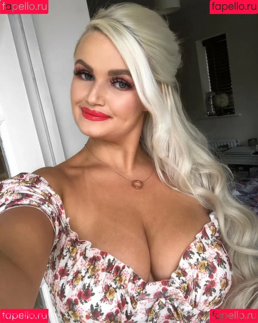 Zandra May Onlyfans Photo Gallery 