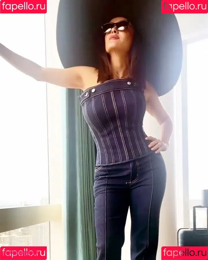 Salma Hayek Onlyfans Photo Gallery 