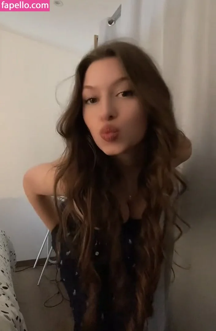 Lou de Laâge Onlyfans Photo Gallery 