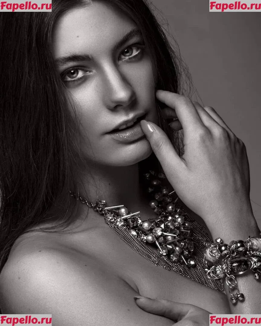 Lea Chloé Onlyfans Photo Gallery 