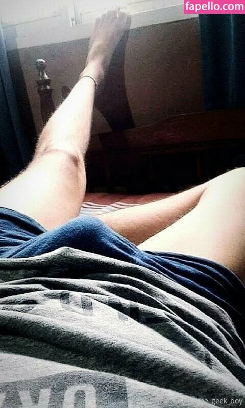 free_geek_boy Onlyfans Photo Gallery 