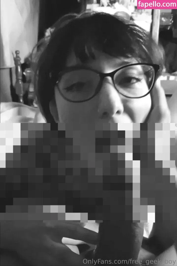 free_geek_boy Onlyfans Photo Gallery 