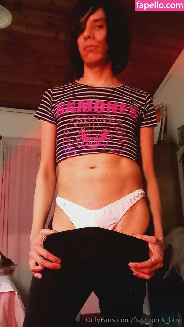 free_geek_boy Onlyfans Photo Gallery 