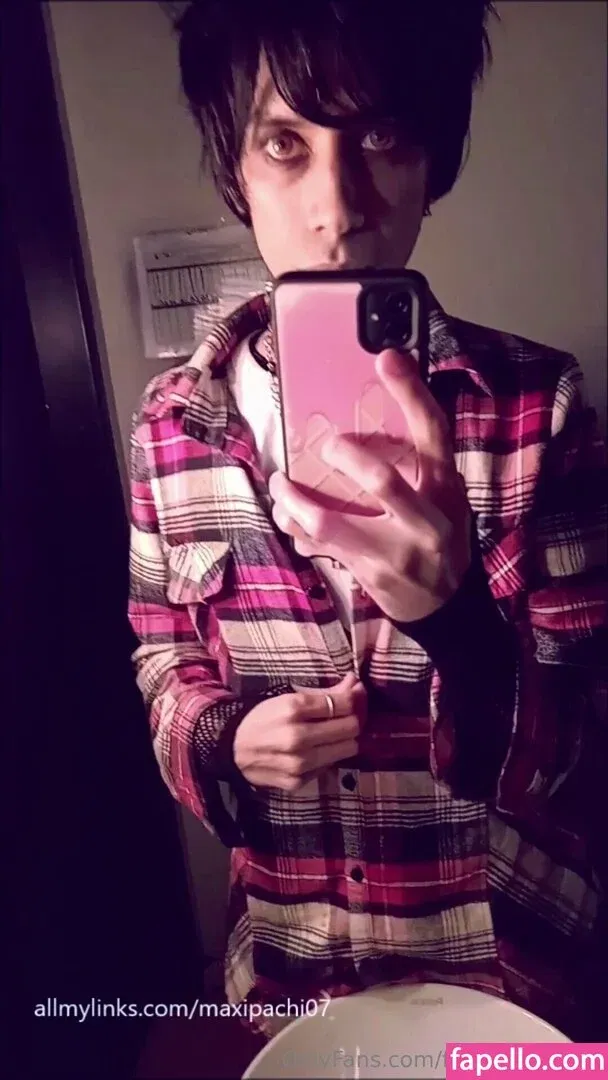 free_geek_boy Onlyfans Photo Gallery 