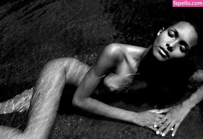 Lais Ribeiro Onlyfans Photo Gallery 