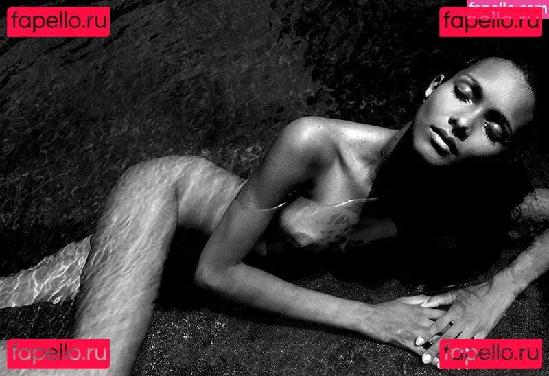 Lais Ribeiro Onlyfans Photo Gallery 