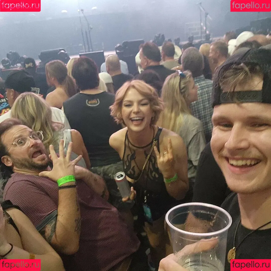 KallMeKris Onlyfans Photo Gallery 