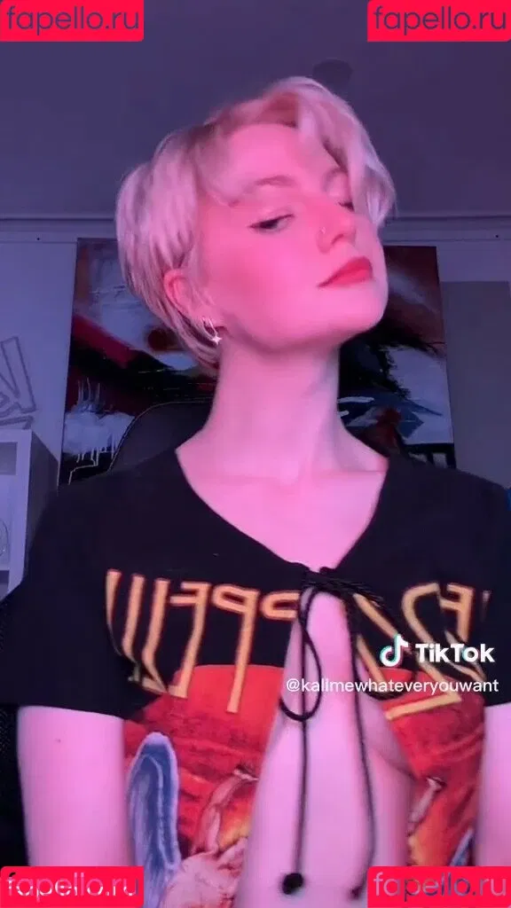 KallMeKris Onlyfans Photo Gallery 