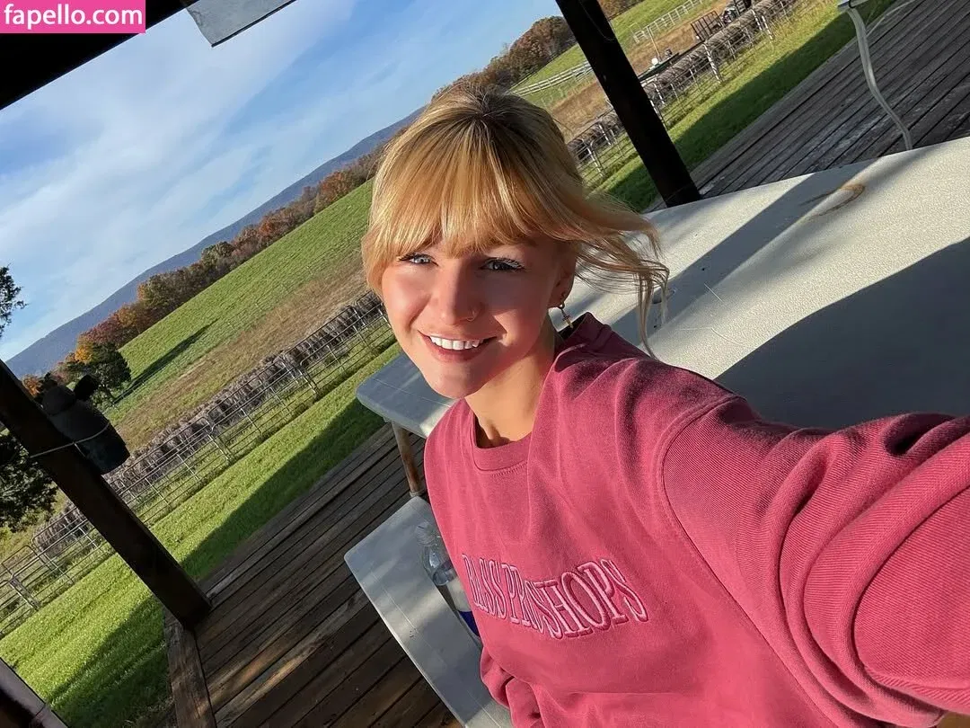 KallMeKris Onlyfans Photo Gallery 