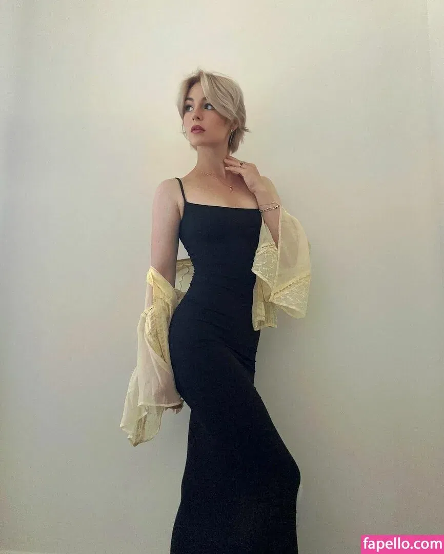 KallMeKris Onlyfans Photo Gallery 