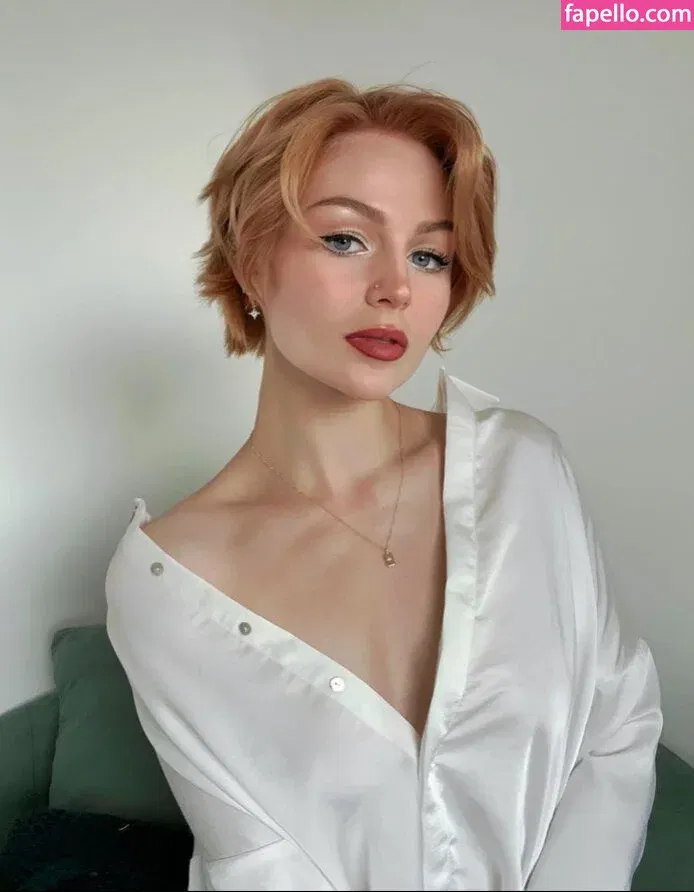 KallMeKris Onlyfans Photo Gallery 