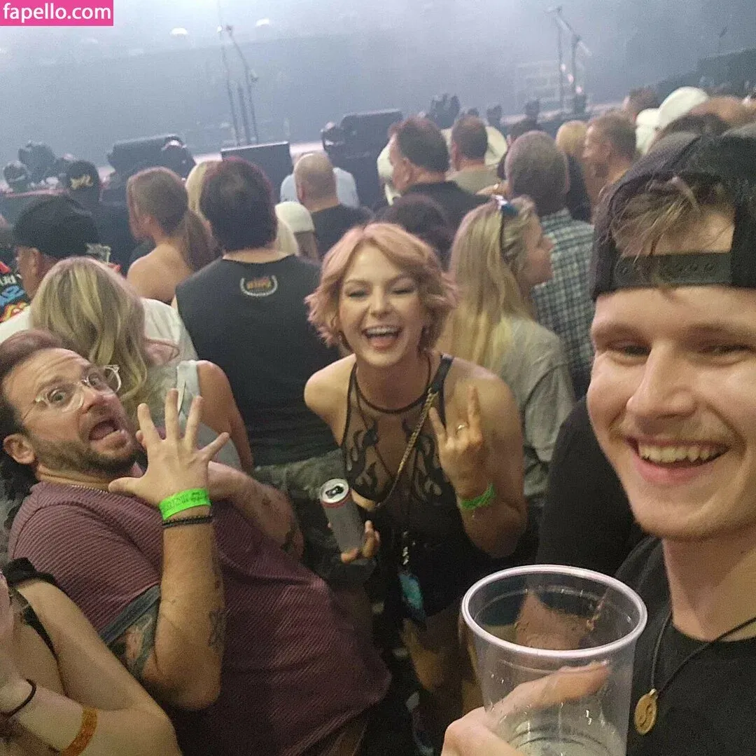 KallMeKris Onlyfans Photo Gallery 