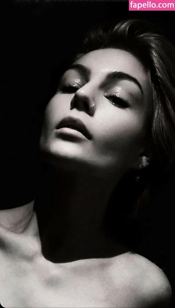 KallMeKris Onlyfans Photo Gallery 