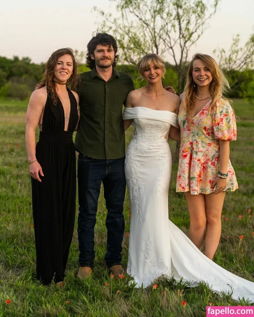 KallMeKris Onlyfans Photo Gallery 