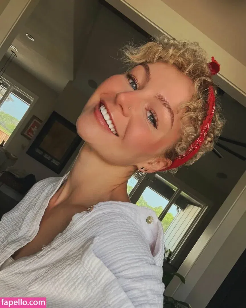 KallMeKris Onlyfans Photo Gallery 