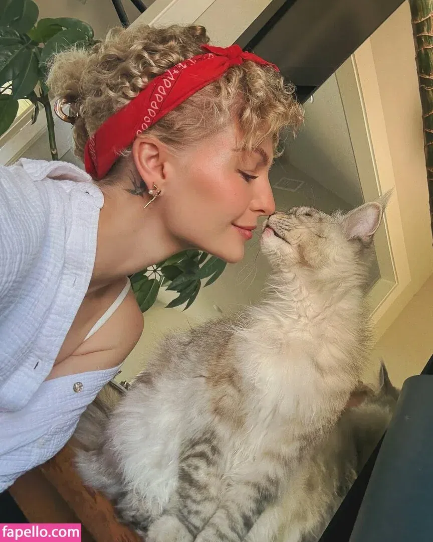 KallMeKris Onlyfans Photo Gallery 